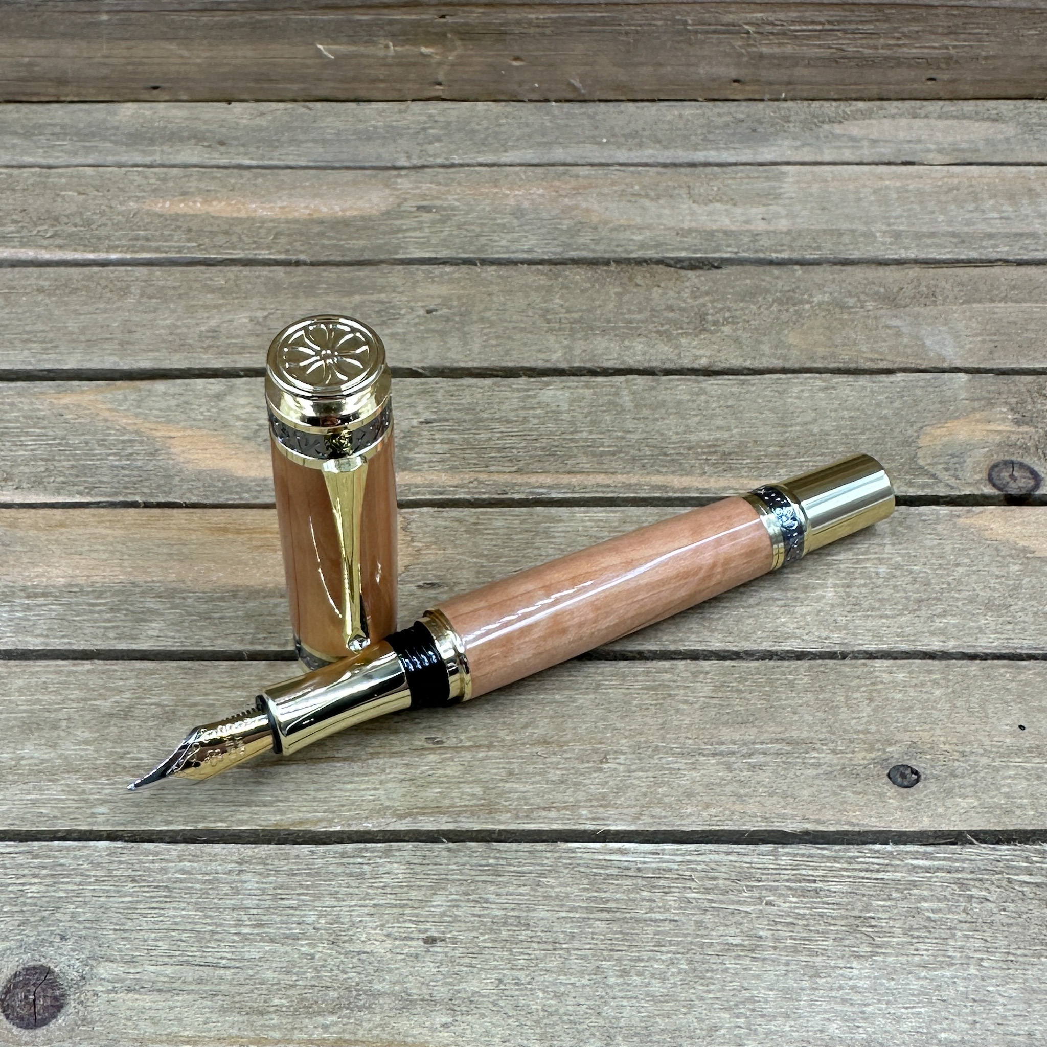 Gold and black titanium large fountain pen Gold and black titanium large fountain pen
